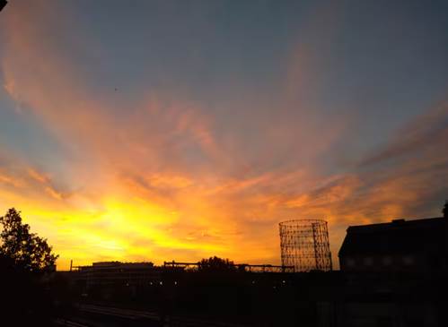 Immagine che contiene aria aperta, nuvola, sera, crepuscolo

Il contenuto generato dall'IA potrebbe non essere corretto.